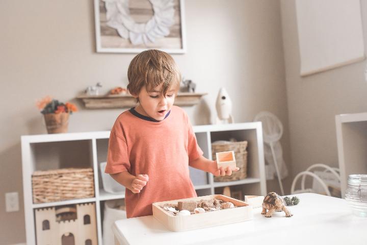 Enfant dans salle d'attente cabinet médical