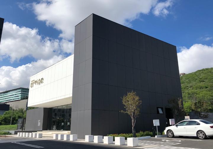 Façade showroom