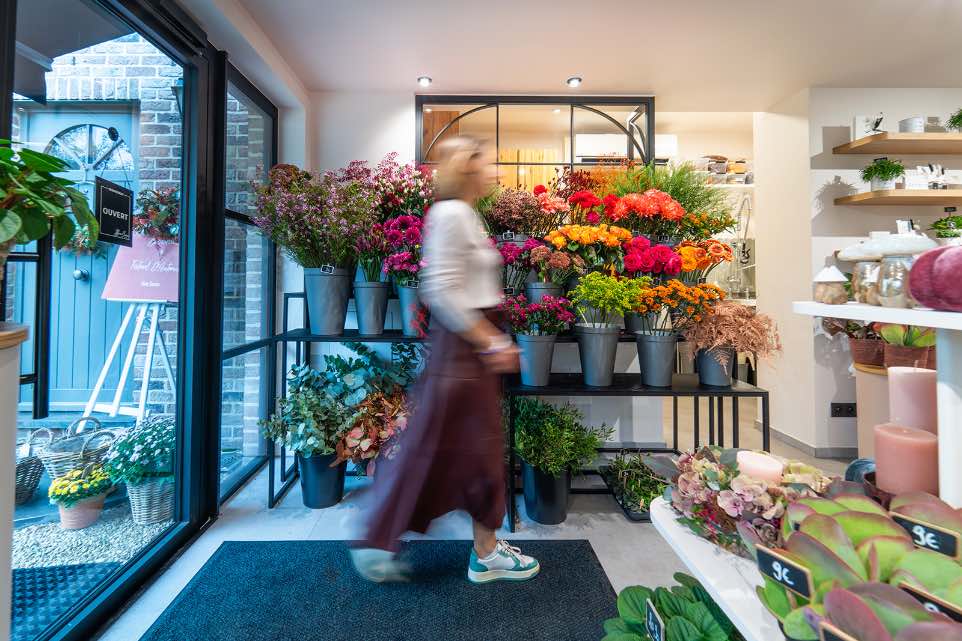 Présentoirs fleurs coupées et verrière Fleuriste Hors Saison