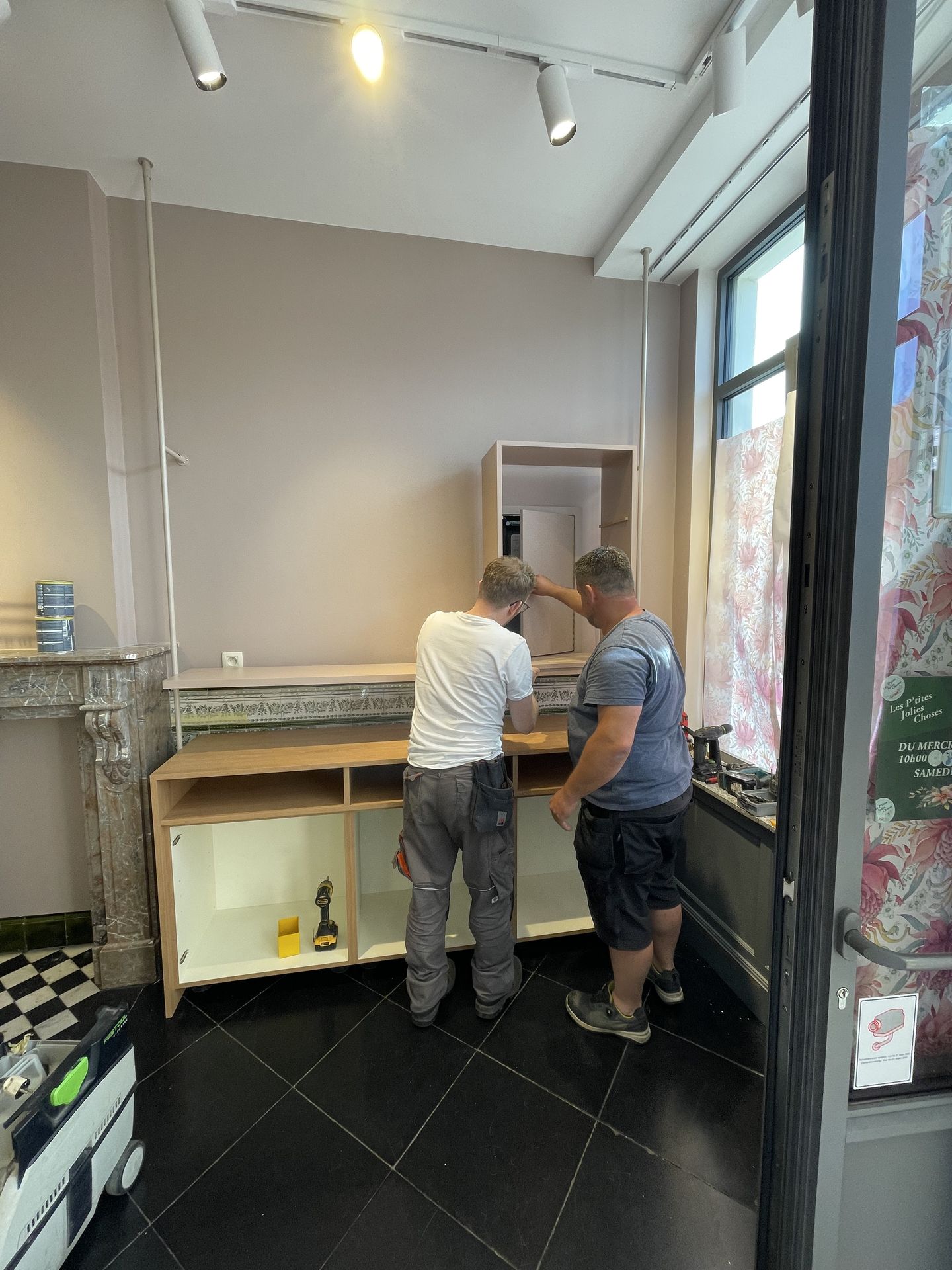 Boutique Les P'tites jolies choses pendant transformation - installation mobilier