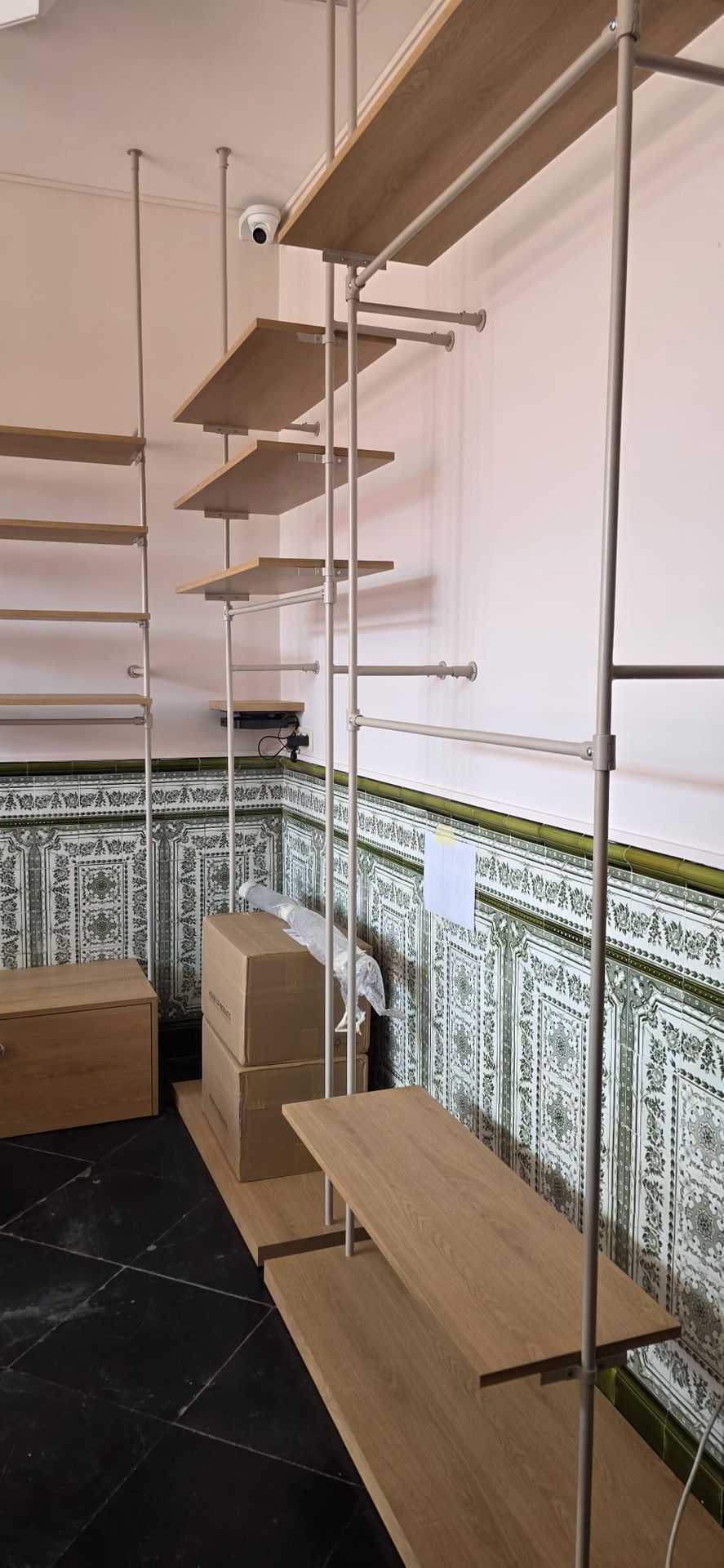 Boutique Les P'tites jolies choses pendant transformation -  présentoirs vêtements sur-mesure